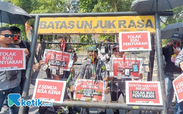 Thumbnail Berita - Tolak RUU Penyiaran, Koalisi Masyarakat dan Pers Gelar Aksi Damai di Gedung Negara Grahadi