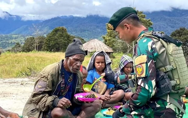 Thumbnail Berita - Potret Kedekatan TNI dengan Masyarakat Papua Lewat Makan Bersama