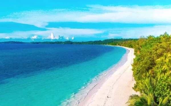 Thumbnail Melihat Keindahan Pantai Ngurbloat dengan Pasir Terhalus di Dunia