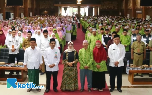 Thumbnail Bupati Blitar Mak Rini Lepas 933 Calon Jemaah Haji