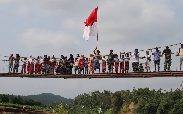 Thumbnail Kodam IV Diponegoro Sambung Asa Warga Kutamendala dengan Jembatan Merah Putih