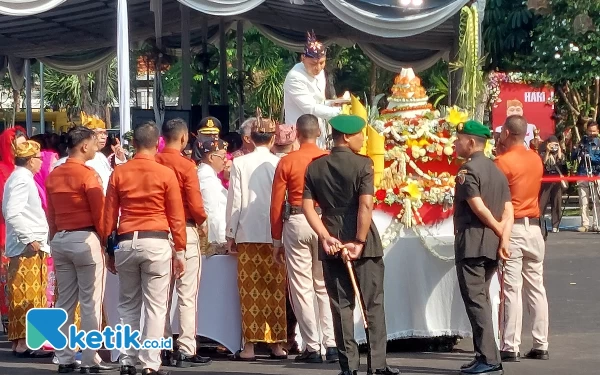 Thumbnail Prosesi pemotongan tumpeng oleh Eri Cahyadi di Resepsi Hari Jadi Kota Surabaya. (Foto: Husni Habib/Ketik.co.id)