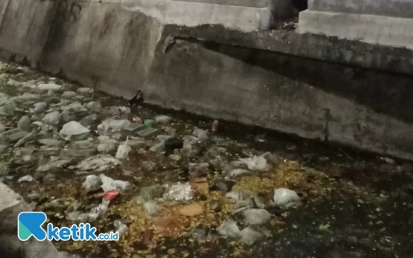 Thumbnail Selokan Seberang Masjid Nasional Al-Akbar Surabaya Penuh Sampah Plastik dan Bau Tak Sedap