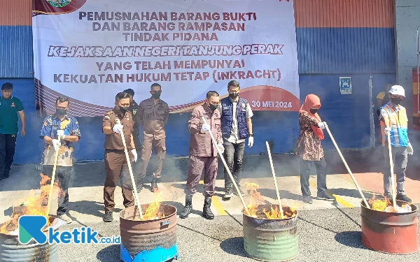 Thumbnail Kejari Tanjung Perak Musnahkan 6,2 Kg Sabu dan 12,6 Kg Ganja