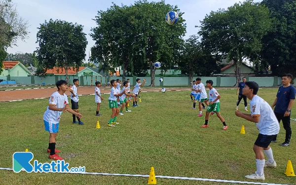 Thumbnail Peduli Kemajuan Sepakbola Usia Dini, Sosialita Surabaya Ini Gelar Coaching Clinic