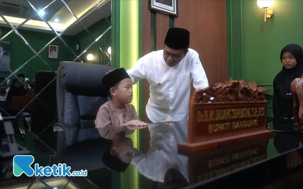 Thumbnail Berita - Bercita-cita Ingin Jadi Bupati Bandung, Anak Yatim Ini Dapat Kesempatan Duduk di Kursi Kerja Bupati