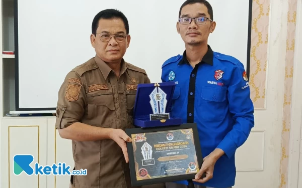 Thumbnail Pj Bupati Simeulue Raih Golden Award 2024 dari IWOI