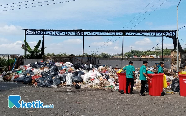 Thumbnail Pedagang Keluhkan Tumpukan Sampah Pasar Induk Among Tani Kota Batu