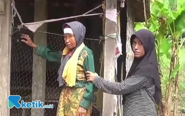 Thumbnail Berita - 12 Tahun Kumpulkan Uang Hasil Memijat, Nenek Tuna Netra di Bangkalan Naik Haji