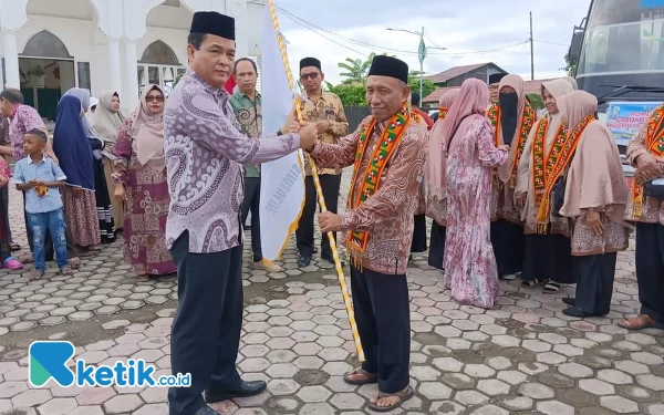 Thumbnail Berita - Pj Bupati Ahmadlyah Peusijuek Jemaah Haji Simeulue, Berangkat Menuju Tanah Suci