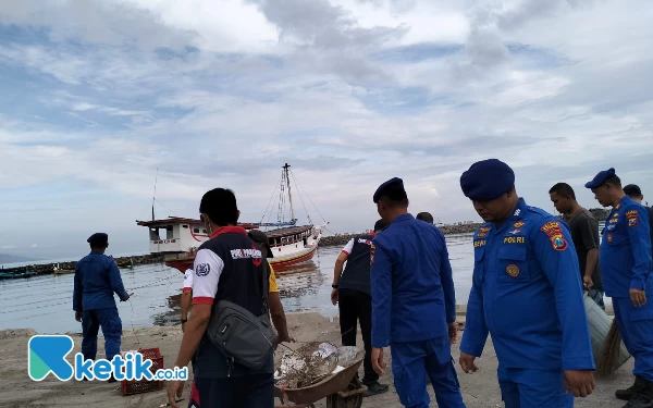 Thumbnail Peringati World Ocean Day, Satpolairud Polres Situbondo dan Masyarakat Bersih-Bersih Sampah Pantai