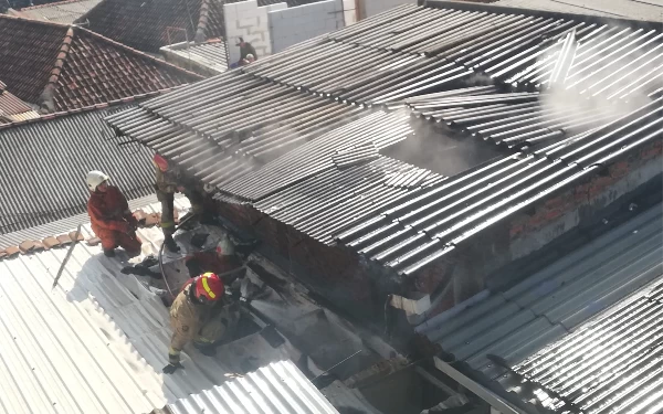 Diduga Korsleting Listrik, Rumah di Jemur Ngawinan Gang Buntu Hangus Terbakar