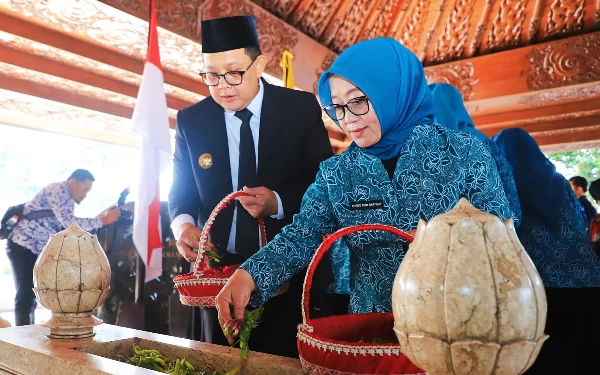 Thumbnail Berita - Peringati Bulan Bung Karno, Pj Gubernur Jatim Ziarah dan Kenang Jasa Sang Proklamator