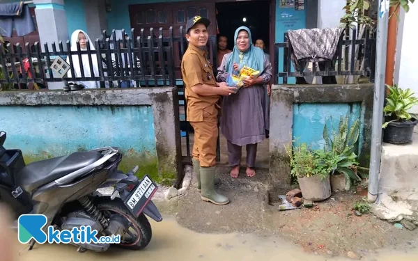 Kades Koto Baru Ajak Warga Selalu Berbagi di Tengah Bencana