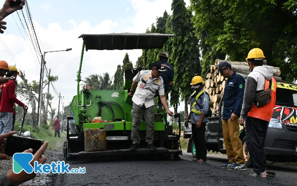 Thumbnail Berita - Tanda Pembangunan dan Rehabilitasi Jalan Mulai Dilaksanakan,  Pj Bupati Tinjau Trial Pengaspalan