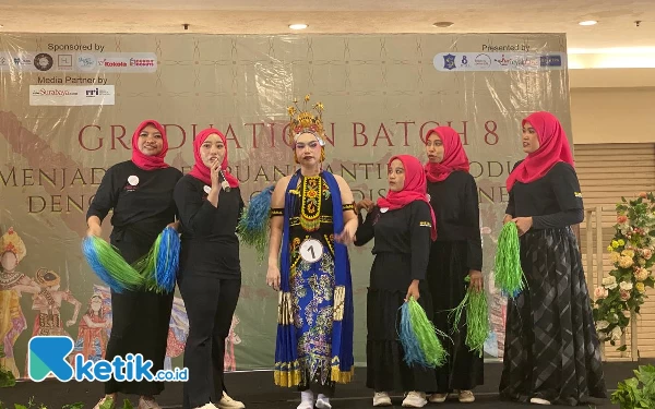 Thumbnail Berita - BFBL Surabaya Gelar Graduation Batch 8, Tampilkan Parade Make Up Bertema Tradisi