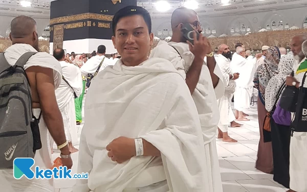 Thumbnail Jurnalis Ketik.co.id Muhsin Budiono mengenakan baju ihram dengan latar belakang Ka'bah.