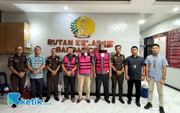 Thumbnail Polres Simeulue Serahkan Tersangka dan Barang Bukti Kasus Korupsi Dispora ke Kejari