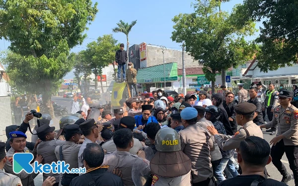 Thumbnail Berita - Tolak Eks Lokalisasi Gunung Sampan Jadi Tempat Karaoke, Demo PMII Situbondo Berujung Ricuh