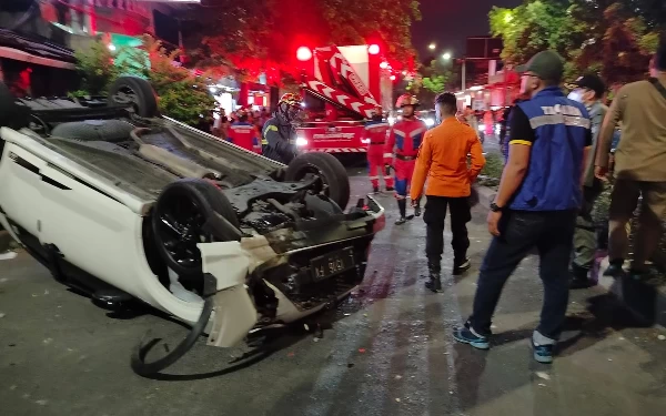 Thumbnail Dua Mobil Terbalik dalam Semalam di Surabaya, Sama-Sama karena Sopir Ngantuk