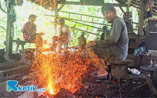 Thumbnail Berita - Rahasia Pisau Kokoh Tebas Daging Kurban ala Pandai Besi Tradisional Pacitan