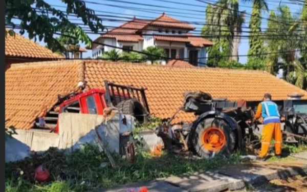 Thumbnail Truk Tabrak Sepeda Motor di Sentul Pasuruan, 3 Orang Tewas