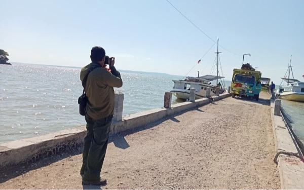 Dari Grobogan, Pria Ini Rela Tempuh Jarak Ratusan Kilometer Demi Nikmati Keindahan Pantai di Sumenep