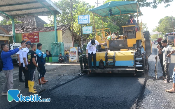 Tinjau Pengerjaan Trial Pengaspalan di Tegalampel, Bupati Bondowoso: Semua Sesuai Spek