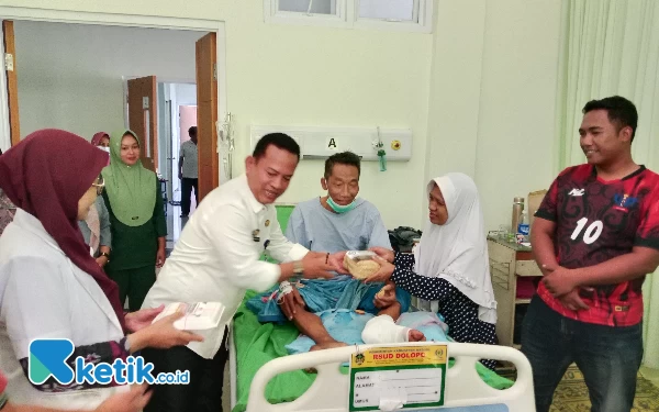 Thumbnail Peringati Idul Adha, Direktur RSUD Dolopo Madiun Bagi Daging Kurban ke Pasien