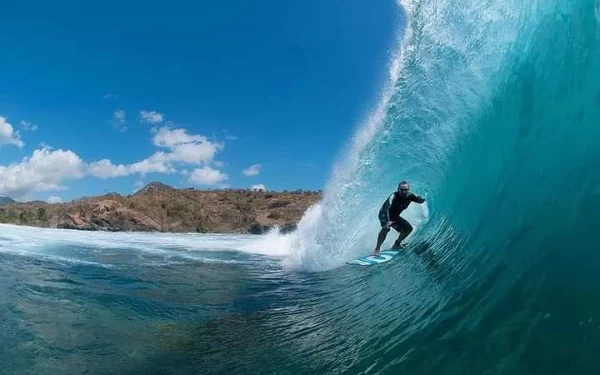 Thumbnail Eksotika Pantai Maluk di Sumbawa Barat, Kerap Dikunjungi Peselancar Dalam dan Luar Negeri