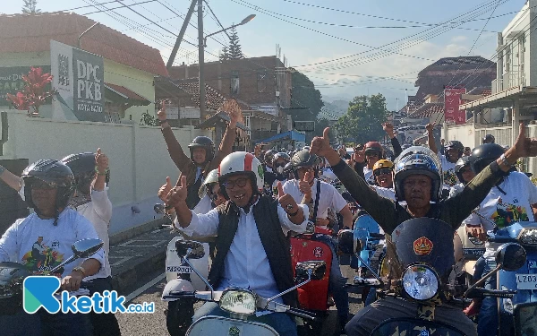 Thumbnail Naik Vespa, Cak Nur Daftar Bacawali Kota Batu ke DPC PKB