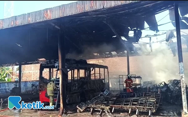 Thumbnail Garasi DAMRI Surabaya Terbakar, 1 Unit Bus Listrik Hangus