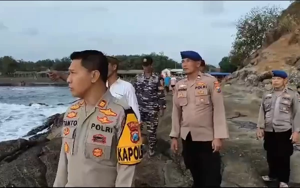 Thumbnail Pelajar di Jember Hilang Terseret Ombak Pantai Payangan, Sempat Diingatkan Nelayan