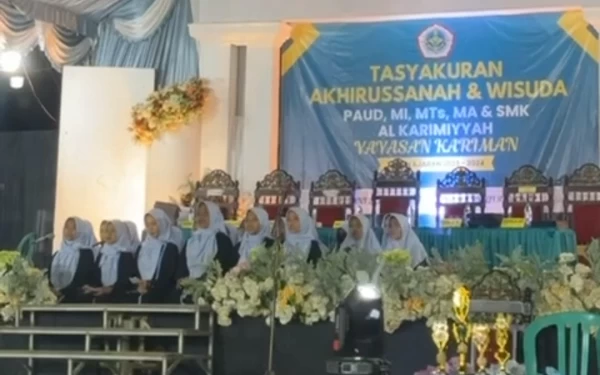 Thumbnail Ponpes Al-Karimiyyah Beraji Gapura Sumenep Sukses Gelar Wisuda Akbar