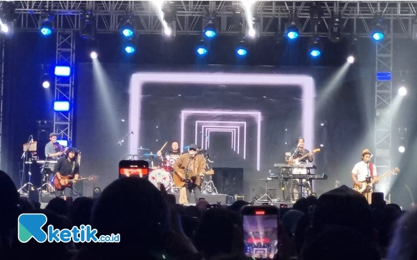 Daya Bius Iwan Fals Buat Penonton Sahid Live Intimate Concert Yogyakarta Nggak Rela Konser Berakhir