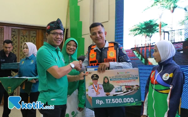 Thumbnail Berita - Bupati Bandung Berikan Bonus Rp 1,3 Miliar untuk Penggiat Berprestasi di Fornas VII