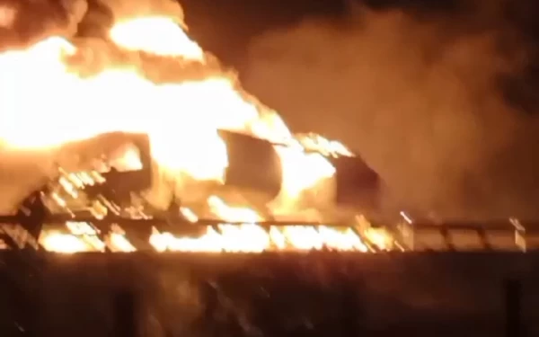 Thumbnail Berita - Truk Tangki Terbakar di Tol Ngawi, Pertamina Pastikan Distribusi BBM Tak Terganggu