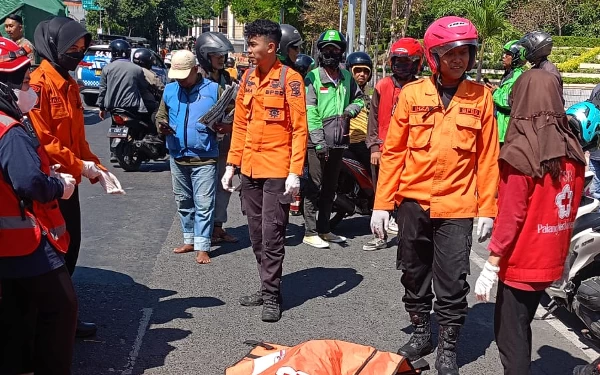 Tersenggol Motor dan Tertabrak Mobil, Pria 54 Tahun Tewas di Jalan Pahlawan Surabaya