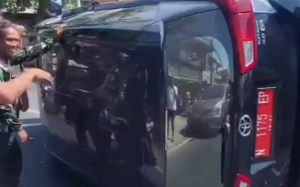 Thumbnail Mobil Dinas Pejabat Pemkab Malang Terlibat Kecelakaan, Dua Orang Luka