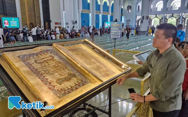 Thumbnail Wow! Ada Al Quran Raksasa Berusia 100 Tahun Lebih Dipajang di Masjid Al-Akbar Surabaya