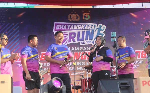 Thumbnail Wali Kota Bandar Lampung Eva Dwiana Ikuti Lari Maraton Bhayangkara Run 2024