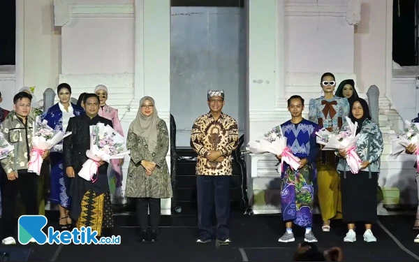 Thumbnail Berita - Kolaborasi dengan Designer Ternama, Pebatik Bondowoso Promosikan Ijen Geopark Melalui Fasion Show