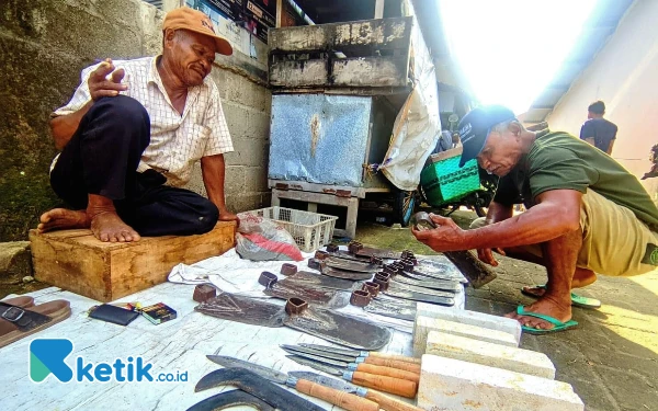 Alat Pertanian di Pacitan Naik Harga, Sabit Tetap Jadi Bestie Petani