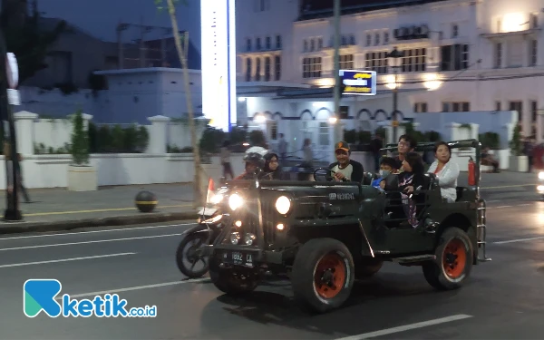 Thumbnail Asyiknya Keliling Kota Lama Surabaya dengan Jeep dan Becak di Akhir Pekan