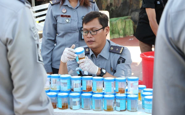 Thumbnail Pastikan Zero Halinar, Lapas Kelas I Madiun Lakukan Tes Urine Mendadak ke Warga Binaan