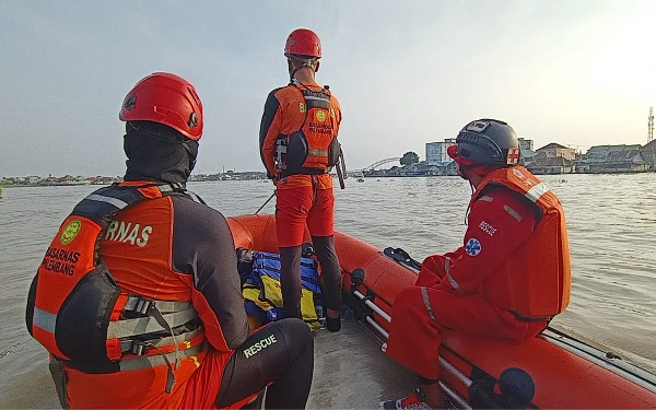 Thumbnail Terpeleset, Pekerja Perbaikan Jembatan Ogan 1 Palembang Tenggelam