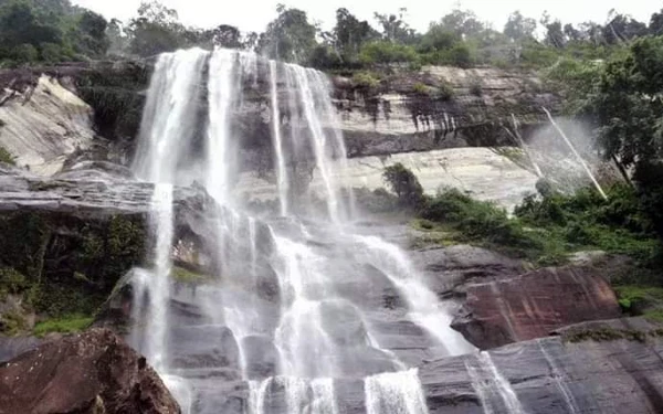 Thumbnail Air Terjun Rambo Terinting, Potret Kemegahan Alam Kalimantan