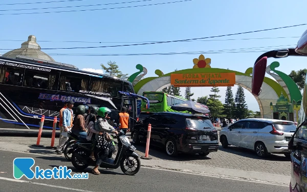 Kendaraan Masuk Wisata Santtera Pujon Malang Padat, Sebabkan Kemacetan Parah