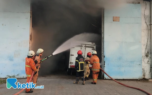 Thumbnail Korsleting Listrik, Gudang di Margomulyo Surabaya Hangus Terbakar