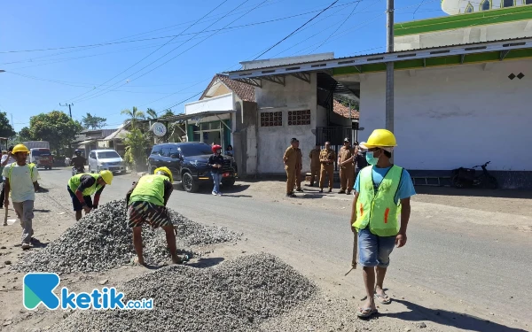 Thumbnail Sat Set, Pj Bupati Bondowoso Langsung Perbaiki Jalan Rusak di Tamanan